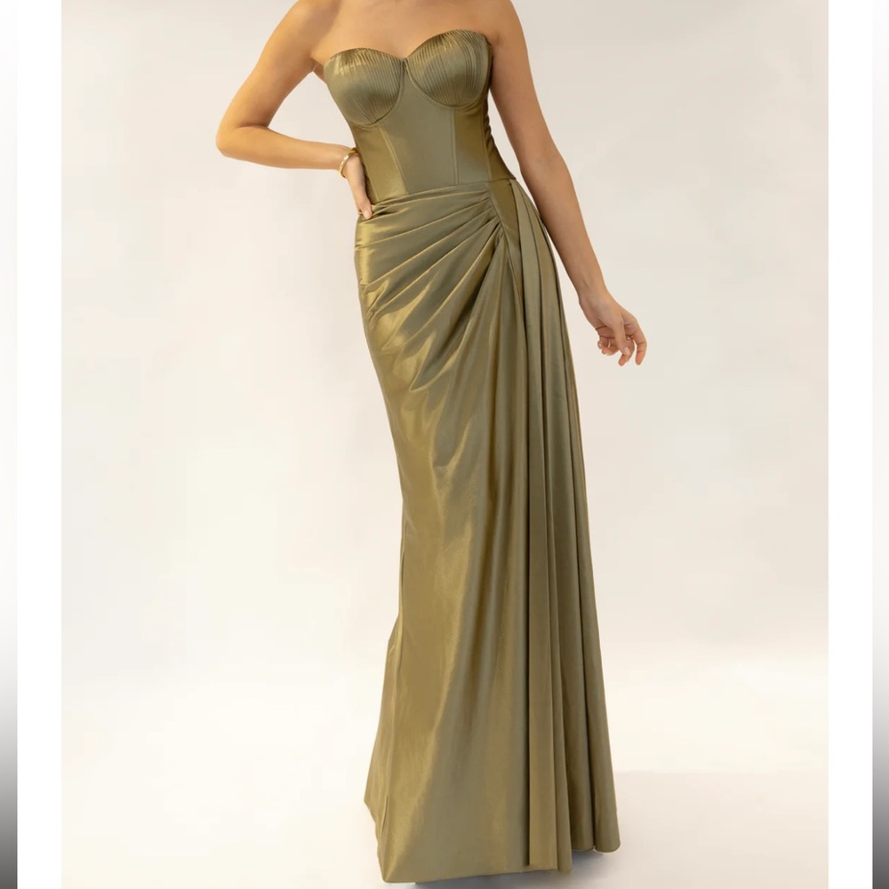 Zera dress 
Color olive 
One time used